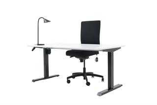 Kontorsæt med bordplade i hvid, stelfarve i sort, sort bordlampe og sort kontorstol